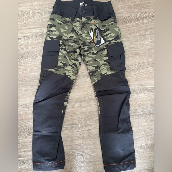NWT Helly Hansen Camo Workwear Chelsea Evolution Pants, 30x32 - Picture 1 of 10